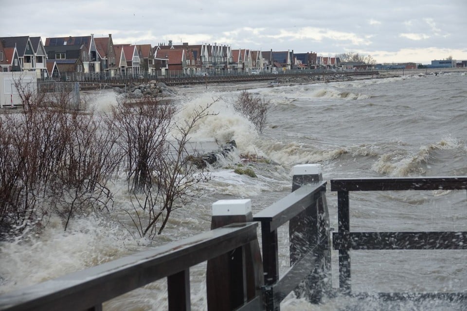 Dijk Marken is stabiel, waterstand Markermeer zeer hoog